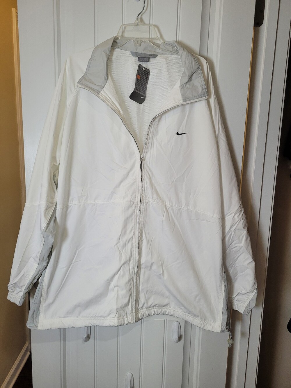 Nike White Men's Lightweight Windbreaker Jacket with Subtle Gray Trim.  NWT.